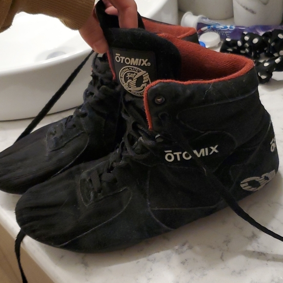 Shoes - Picture 2 of 3
